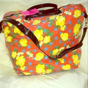 Beautiful shoulder bag with floral print design.